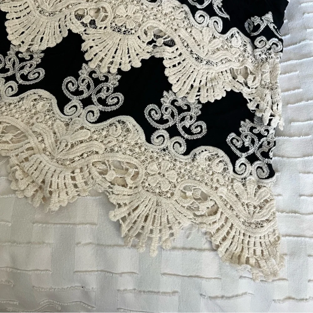 Romeo & Juliet Couture Black and Cream Lace Tank Top Size M (fits like S/M)- EUC - Picture 4 of 12